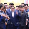 El primer ministro Pham Minh Chinh con empresas que asisten a un seminario sobre desarrollo del sector privado. (Foto: VNA)