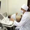 Médicos militares realizan ultrasonido a residentes de la localidad de Dong Dang, provincia de Lang Son. (Foto: VNA)