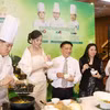 Los delegados degustan el plato “curry verde de durián” durante el programa. (Foto: VNA)