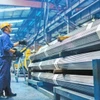 Muchas empresas vietnamitas se esfuerzan por implementar una transformación ecológica hacia el desarrollo sostenible. En la foto: Producción de tubos de acero en la fábrica del Grupo Hoa Phat. Foto: hanoimoi.vn