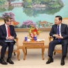 El viceprimer ministro vietnamita Tran Hong Ha (derecha) recibe al delegado interministerial para Suministros en Minerales y Metales Estratégicos de Francia, Benjamin Gallezot. (Fuente: VNA)