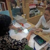 Clientes realizan transacciones en la sede del banco Agribank. (Foto: VNA)