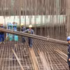 Los contratistas están llevando a cabo trabajos de construcción en el importante proyecto del puente Tu Lien. (Foto: VNA)