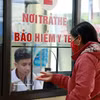 Habitantes realizan el registro para consultas y tratamientos médicos con tarjetas de seguro médico en el Centro Médico de la comuna de Van Chan de la provincia de Lao Cai. (Foto: VNA)