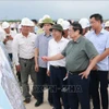 El primer ministro Pham Minh Chinh inspecciona importantes proyectos de infraestructura en la provincia de Quang Tri. (Foto: VNA)