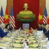Las conversaciones de alto nivel entre el secretario general del Partido, Nguyen Phu Trong (cuarto, a la derecha), y el presidente estadounidense, Joe Biden (cuarto, a la izquierda), celebradas en Hanoi el 10 de septiembre de 2023, arrojaron numerosos resultados positivos, como lo demuestra la emisión de una declaración conjunta sobre la elevación de las relaciones entre Vietnam y Estados Unidos a una Asociación Estratégica Integral para la Paz, la Cooperación y el Desarrollo Sostenible. (Foto: VNA)