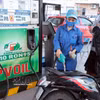 Ciudadanos adquieren gasolina biológica E10 en una estación de servicio de PVOIL ubicada en la calle Thai Thinh, en Hanoi. (Foto: VNA)
