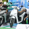 En el marco del “Día de la Transición Verde 2026”, celebrado en el Parque Cau Giay (barrio de Cau Giay, Hanoi), se llevan a cabo actividades de exhibición y experiencia de vehículos eléctricos, junto con un programa de asesoramiento y apoyo para la conversión de motocicletas de gasolina a eléctricas. (Foto: VNA)