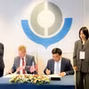 El director general de la Autoridad Aduanera de Vietnam, Nguyen Van Tho, y el comisionado de la Oficina de Aduanas y Protección Fronteriza (CBP) de Estados Unidos, Rodney Scott, firman el memorando de entendimiento. (Foto: baochinhphu.vn)