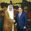 El primer ministro vietnamita, Pham Minh Chinh, recibe al embajador emiratí, Bader Abdullah Almatrooshi. (Foto: VNA)
