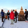Turistas se registran temprano en la cima del Fansipan. (Foto: tuoitre.vn)
