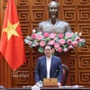 El primer ministro Pham Minh Chinh preside una reunión del Comité Permanente del Gobierno para debatir las políticas de vivienda social y la financiación para estabilizar los precios de la gasolina. (Foto: VNA)