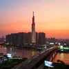 El rascacielos Landmark 81 se alza imponente a orillas del río Saigón durante el atardecer. (Foto: VNA)