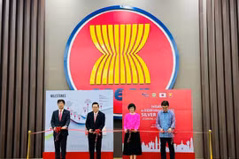 Delegados cortaron la cinta inaugural de la exposición fotográfica. (Fuente: VNA)