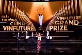 El presidente de la Asamblea Nacional, Tran Thanh Man, entrega el premio VinFuture 2025 a los científicos que descubrieron y desarrollaron la vacuna contra el VPH, el 5 de diciembre de 2025, en Hanoi. (Foto: VFT)