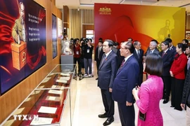 El presidente de la Asamblea Nacional de Vietnam, Tran Thanh Man, y delegados en el Museo de la Asamblea Nacional de Vietnam. (Foto: VNA)