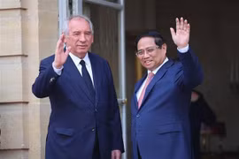 El primer ministro vietnamita, Pham Minh Chinh, y su homólogo francés, François Bayrou. (Fuente: VNA)