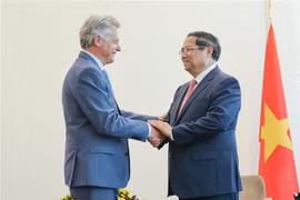 El primer ministro vietnamita, Pham Minh Chinh, y Fabien Roussel, secretario nacional del Partido Comunista Francés. (Fuente: VNA)