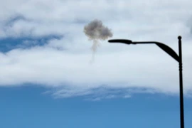 El humo se eleva sobre el área de Jerusalén, Israel. (Fuente: Xinhua/VNA)