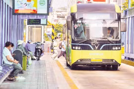 Ciudad Ho Chi Minh ha establecido una hoja de ruta específica para poner en funcionamiento un sistema de transporte público respetuoso con el medio ambiente para el año 2030 (Foto: nhandan.vn).