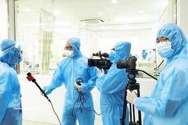 Periodistas trabajando en Da Nang durante el período complejo de la pandemia de la Covid-19. (Foto: VNA)