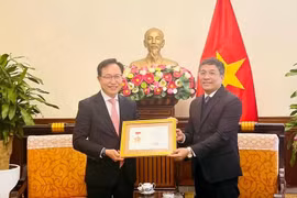 El viceministro permanente de Relaciones Exteriores Nguyen Minh Vu entregó la medalla conmemorativa “Por la causa de la diplomacia vietnamita” al director general del grupo surcoreano Samsung en el país indochino, Choi Joo Ho. (Fuente: VNA)