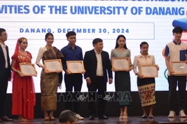 La Universidad de Danang entrega reconocimientos a estudiantes internacionales con mejores resultados académicos. (Fuente: VNA)