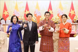 El presidente vietnamita, Luong Cuong, y su esposa ofrecieron un solemne banquete en honor del Rey Jigme Khesar Namgyel Wangchuck de Bután y su Reina. (Fuente: VNA)