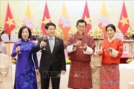 El presidente vietnamita, Luong Cuong, y su esposa ofrecieron un solemne banquete en honor del Rey Jigme Khesar Namgyel Wangchuck de Bután y su Reina. (Fuente: VNA)