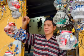 Faroles de Medio Otoño “renovados” a partir de latas recicladas 