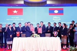 El ministro de Industria y Comercio de Vietnam, Nguyen Hong Dien, y el ministro de Industria y Comercio de Laos, Malaithong Kommasith, firmaron el nuevo Acuerdo Comercial entre ambos países (Vientiane, 8 de abril de 2024). (Fuente: VNA)