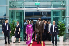 La vicepresidenta de la Asamblea Nacional de Vietnam, Nguyen Thi Thanh, recibió al presidente de la Asamblea Nacional del Poder Popular y del Consejo de Estado de Cuba, Esteban Lazo Hernández,, en el Aeropuerto Internacional de Noi Bai. (Fuente: VNA)