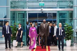 La vicepresidenta de la Asamblea Nacional de Vietnam, Nguyen Thi Thanh, recibió al presidente de la Asamblea Nacional del Poder Popular y del Consejo de Estado de Cuba, Esteban Lazo Hernández,, en el Aeropuerto Internacional de Noi Bai. (Fuente: VNA)