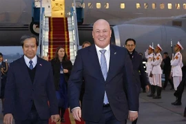 El ministro de Educación y Formación, Nguyen Kim Son, y el vicecanciller Do Hung Viet, recibieron al primer ministro de Nueva Zelanda, Christopher Luxon, en el Aeropuerto Internacional de Noi Bai. (Fuente: VNA)