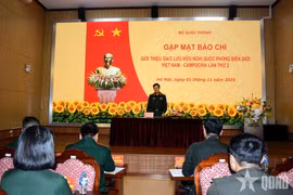 El teniente general Nguyen Van Duc, jefe del Departamento de Propaganda (Departamento General de Política del Ejército Popular de Vietnam), habla en la rueda de prensa. (Fuente: VNA)