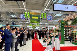 La Embajada de Vietnam en Francia, en colaboración con el Grupo Carrefour, inauguró recientemente la Semana de Productos Vietnamitas en Francia en el supermercado Carrefour Collégien. (Fuente: VNA)