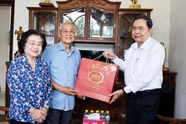 El presidente de la Asamblea Nacional (Parlamento) de Vietnam, Tran Thanh Man, visita la familia de Truong My Hoa, exvicepresidenta de la República y de la Asamblea Nacional. (Fuente: VNA)