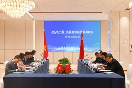 Panorama de la reunión entre el viceministro de Construcción de Vietnam, Nguyen Tuong Van y el viceministro de Vivienda y Desarrollo Urbano–Rural de China, Li Xianlong. (Fuente: baomoi.com)
