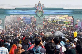 Peregrinos asisten al masivo festival religioso Mahakumbh Mela en la ciudad de Prayagraj, estado de Uttar Pradesh, la India. (Fuente: ANI/VNA)