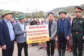Representantes de Hanoi entregan asistencia financiera de manera simbólica a la provincia de Gia Lai. (Foto: vov.vn)