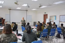 Mujeres militares participan en el curso de entrenamiento. (Foto: QĐND)