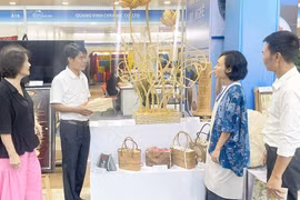 En la Feria Internacional de Regalos Artesanales de Hanoi 2025. (Foto: hanoimoi.vn)