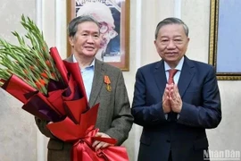 El secretario general del Partido Comunista de Vietnam (PCV), To Lam, entregó la Orden de Ho Chi Minh a Dinh The Huynh. (Fuente: VNA)