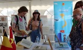 Visitantes en el pabellón vietnamita. (Fuente: VNA)