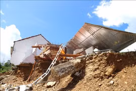 Casas en la aldea de Vang Mon (comuna de Nga My, provincia de Nghe An) se derrumbaron en el arroyo debido a inundaciones repentinas. (Foto: VNA)