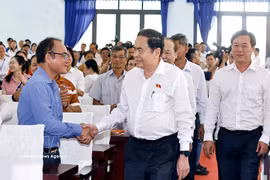 El presidente de la Asamblea Nacional de Vietnam, Tran Thanh Man, (en el centro) y votantes de la comuna de Tan An Hoi. (Fuente: VNA)