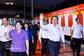 El presidente de la Asamblea Nacional de Vietnam, Tran Thanh Man, y delegados en el evento. (Fuente: VNA)