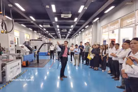 Visitantes recorren el sistema del Centro de Innovación Industria 4.0 en la Universidad Internacional del Este. (Fuente: VNA)
