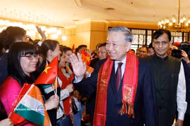El secretario general del Partido Comunista y presidente de Vietnam, To Lam, se reúne con representantes de la comunidad connacionales en India. (Fuente: VNA)