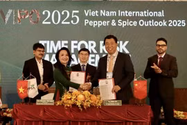 La Asociación de Pimienta y Especias de Vietnam firmó un acuerdo de cooperación con la Asociación de Especias de China en el evento. (Fuente: VNA)